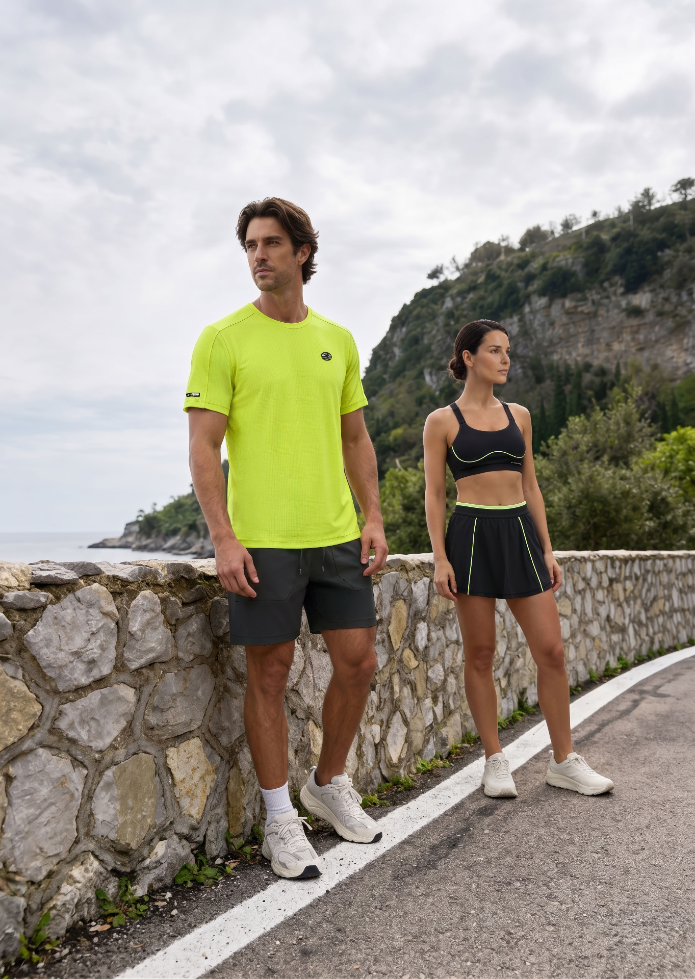 Casal usando peças SOL Sports em estrada litorânea