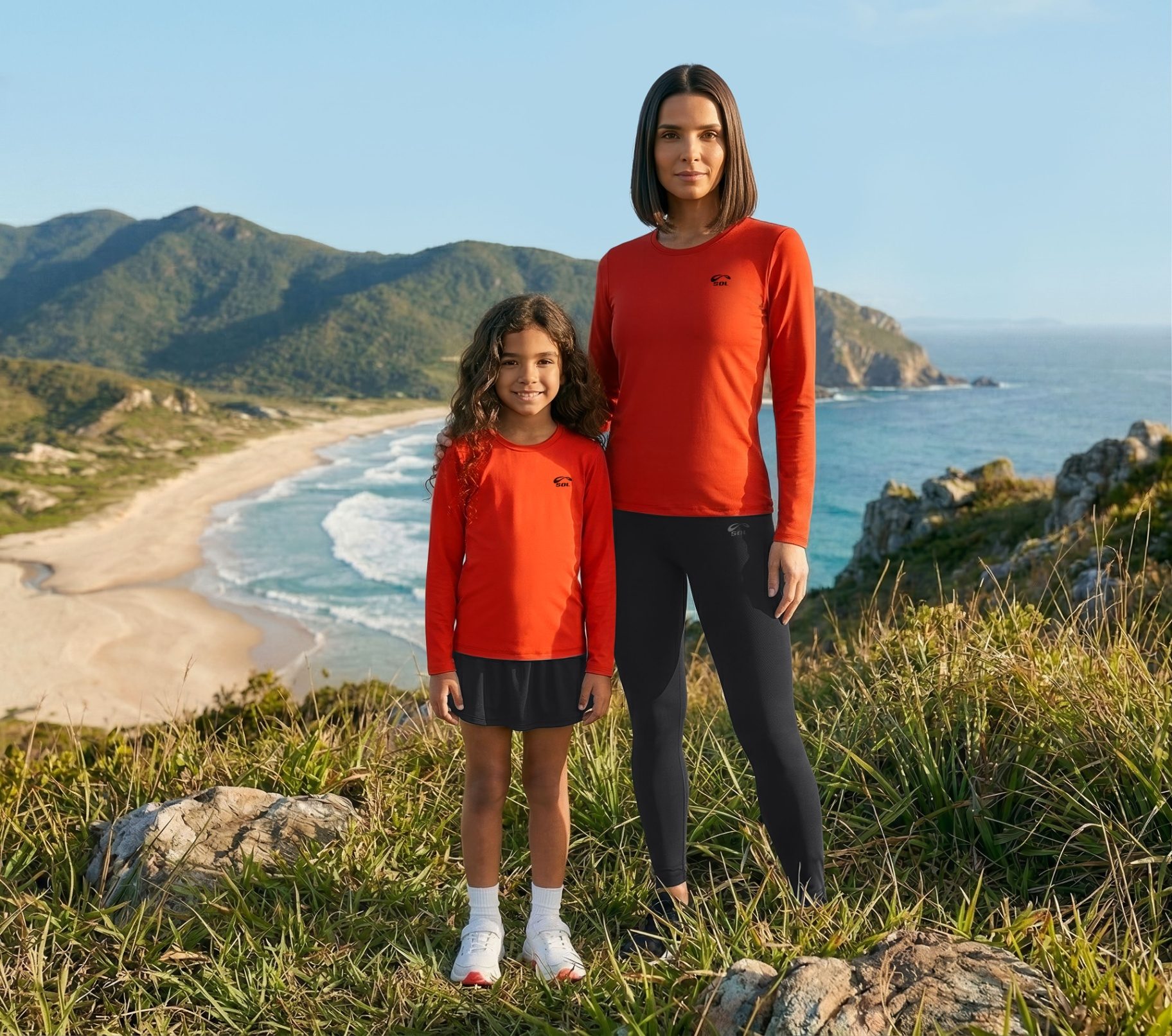 Mãe e filha vestindo camisetas SOL em mirante
