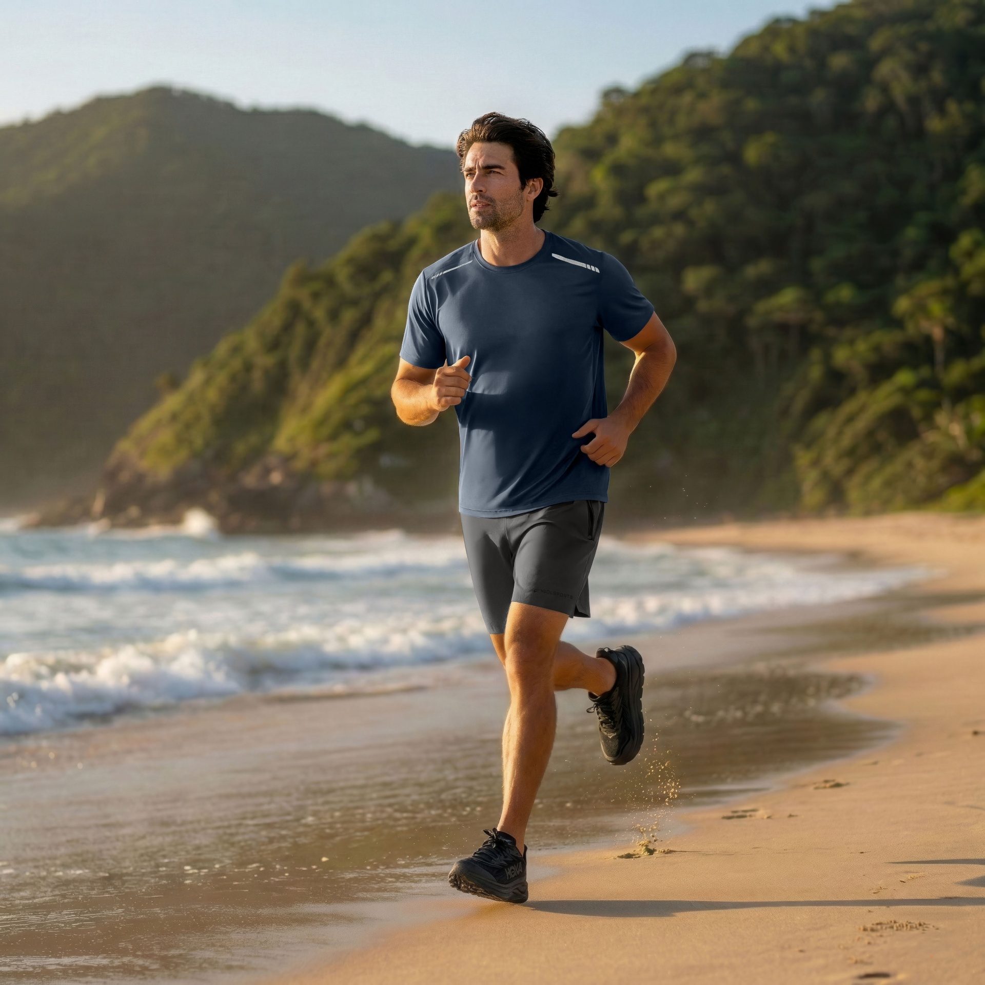 Homem correndo em praia deserta ao amanhecer