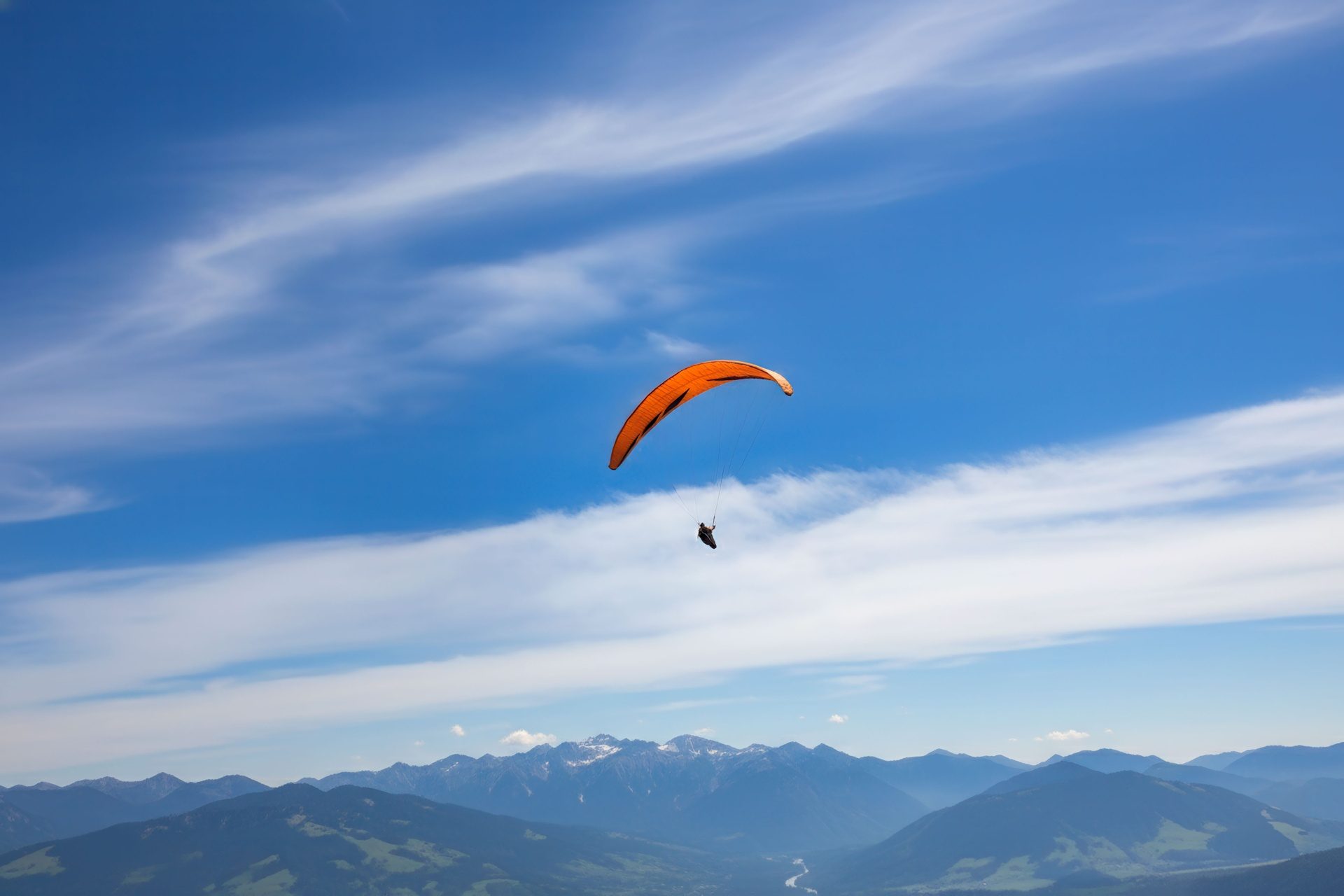 Parapente SOL Paragliders em voo sobre montanhas